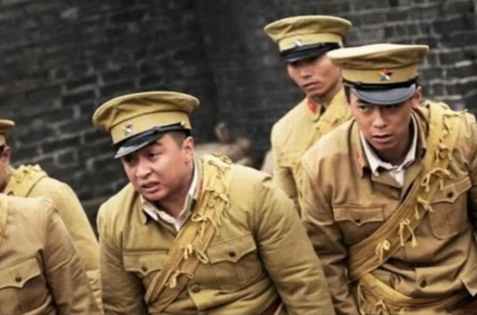 1942年，地下党员赵兴兰被捕。一个伪军给他送饭时，突然敲了敲碗底，还说要救他出