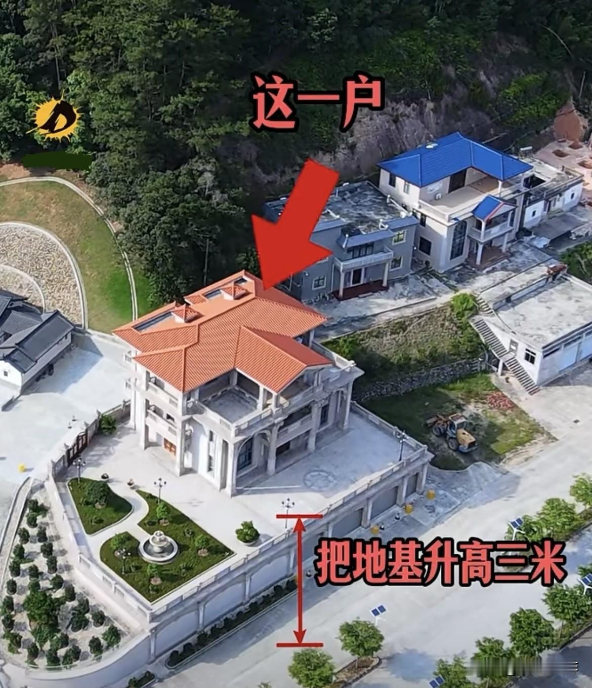 农村小伙在路边建别墅🏡老父亲要求必须把地基升高3米‼️大家知道什么原因吗⁉