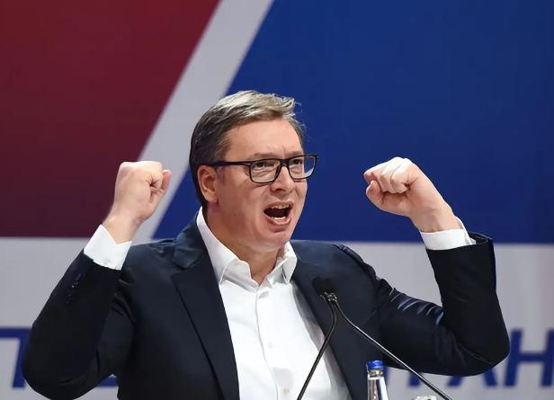 武契奇险遭灭门暗杀，凶手的手段极其毒辣，连8岁幼子都不放过。根据塞尔维亚