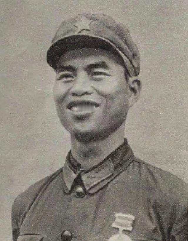 1979年，我军连长打了胜仗后，趁着休息时间写总结，这时，翻译押了一个越南女兵走