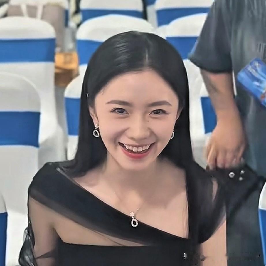 刘浩存明明长得挺漂亮演技也不错，但网上总有很多人喷她，说她长相中等、演技平庸。有