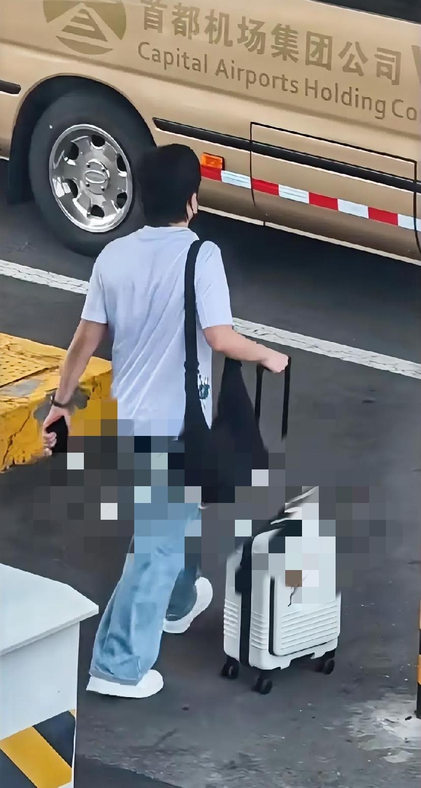 刷到王楚钦抵达北京机场的背影，一身简单白T恤配牛仔裤，自己拉着行李箱，低调又从容