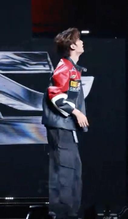 王赫野舞台蹦床打篮球这事儿真把我看傻了！别人拼唱跳，他直接上蹦床运球，腾空那一下