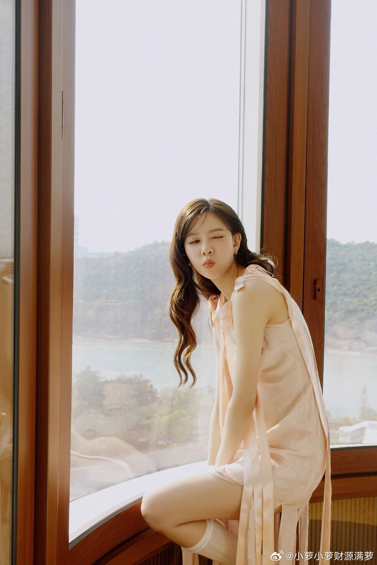 宋妍霏宋妍霏春日写真，灵动气韵解锁柔美裙装穿搭