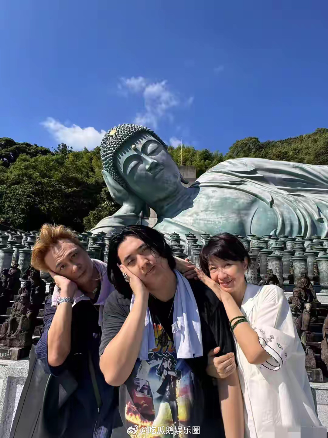 吴镇宇一家三口日本度假，罕见和老婆秀恩爱，费曼专发老爸丑照！！！​​​