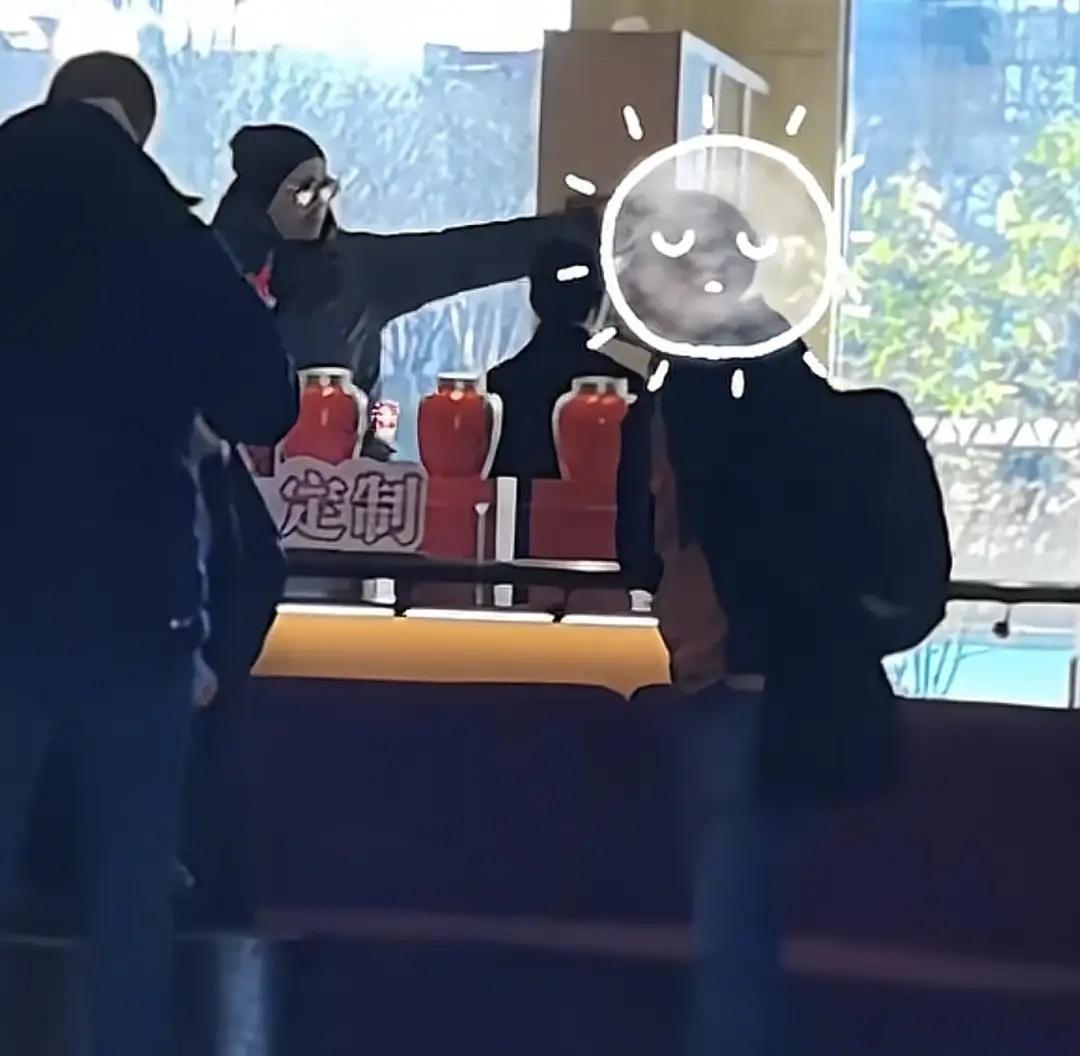 高云翔和妻子带酒窝逛街！他输了游戏当街跳舞酒窝和继母相处和谐！