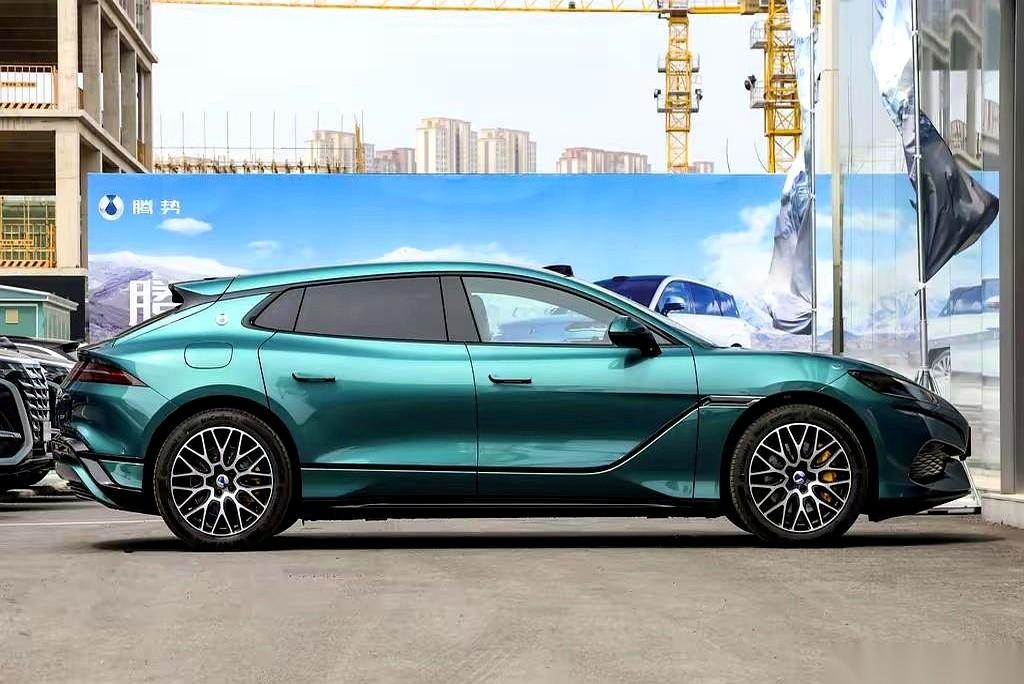 腾势Z9GT这车，憋了一年半，突然掀了桌子。直接把纯电续航干到了1036公里，