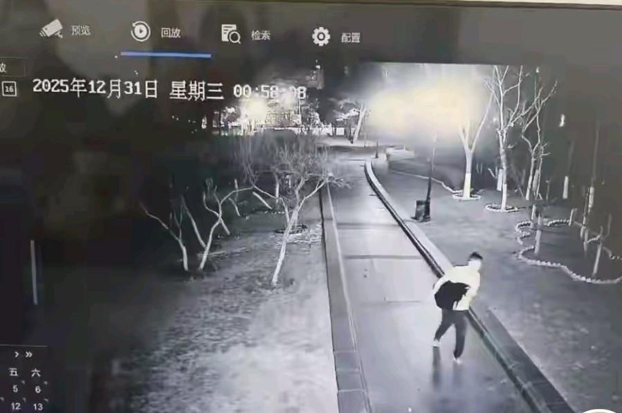 馋疯了，半夜偷天鹅肉。真给大连人丢脸。 一个普通的夜晚，却因为一件意想不到的