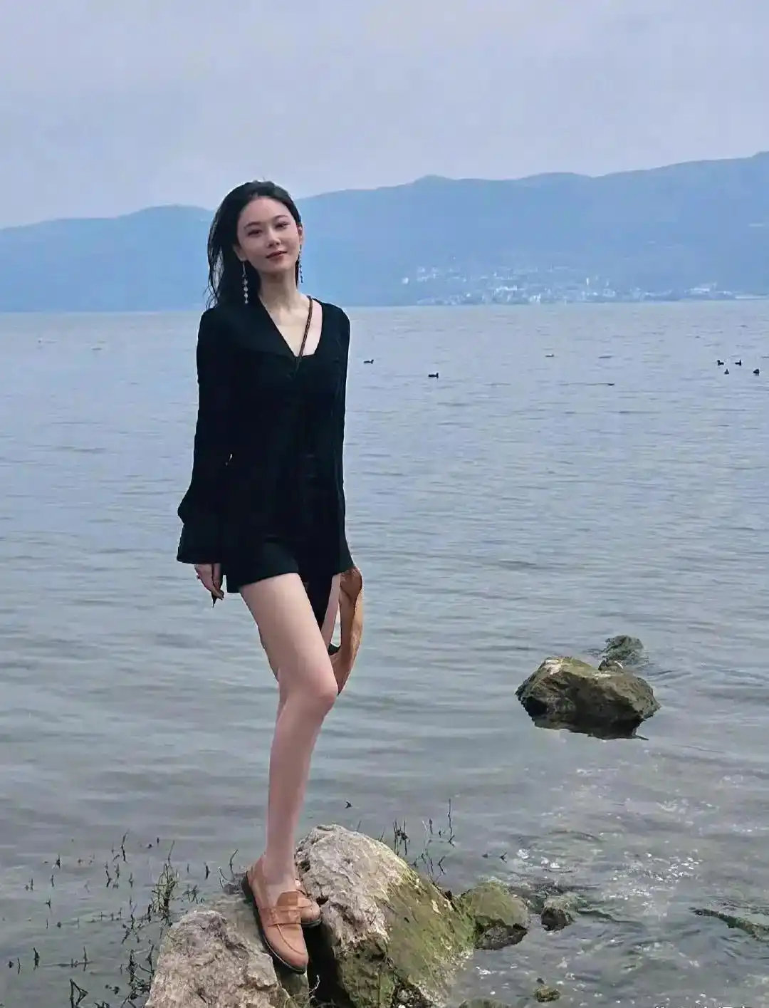 张馨予海边黑超短裙凸显身材，又美又有松弛感​