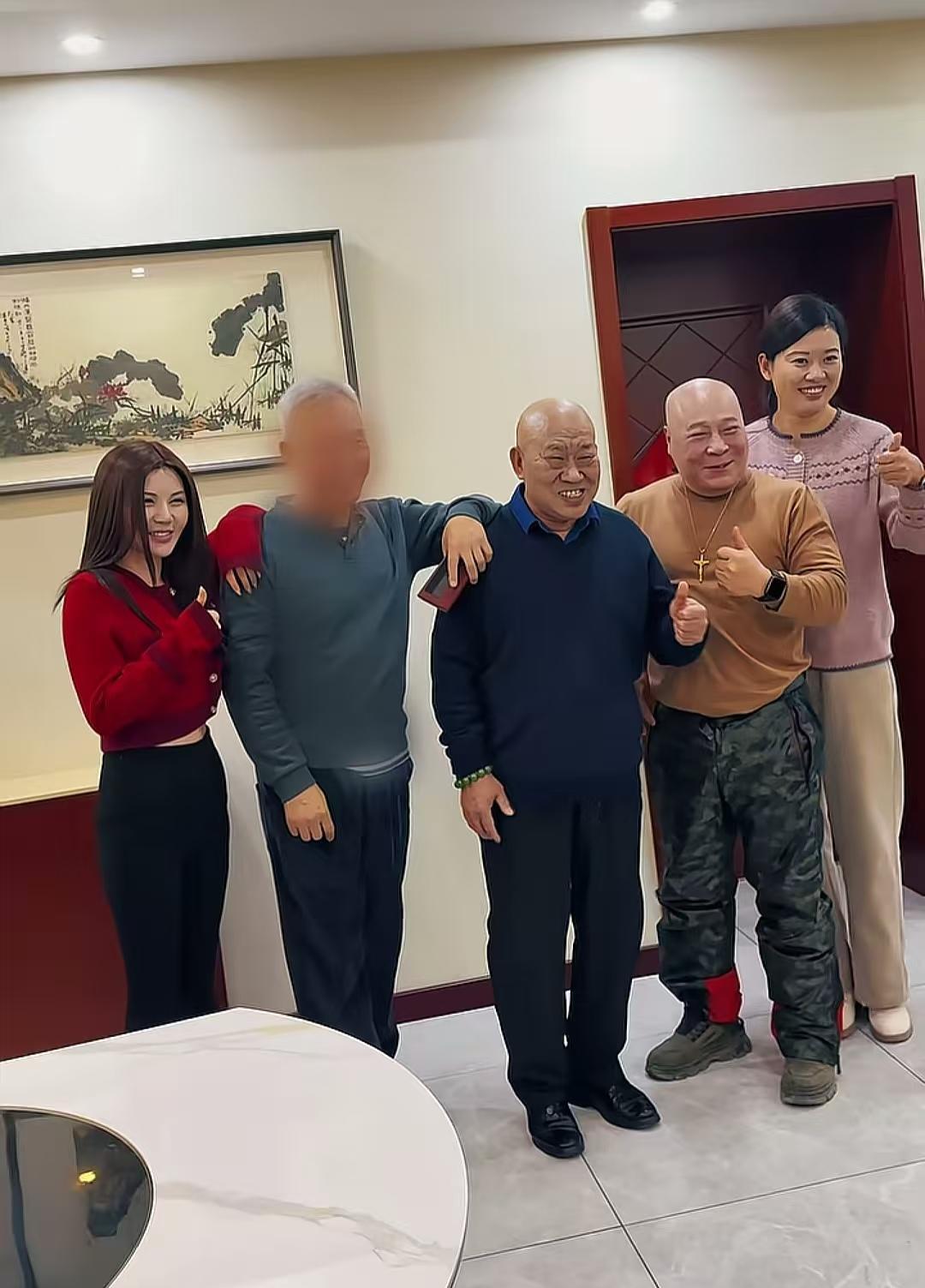 别以为关上包间门，就安全了。镜头，有时候比桌上的旁观者更诚实。视频里，杜旭东