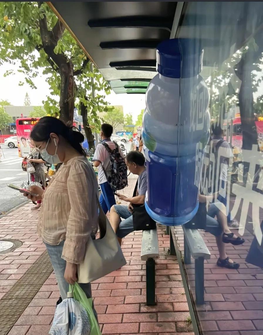 广州公交站脉动后续来了，广告牌没有动，倒是把公交站的椅子移到旁边去了。其实这样的