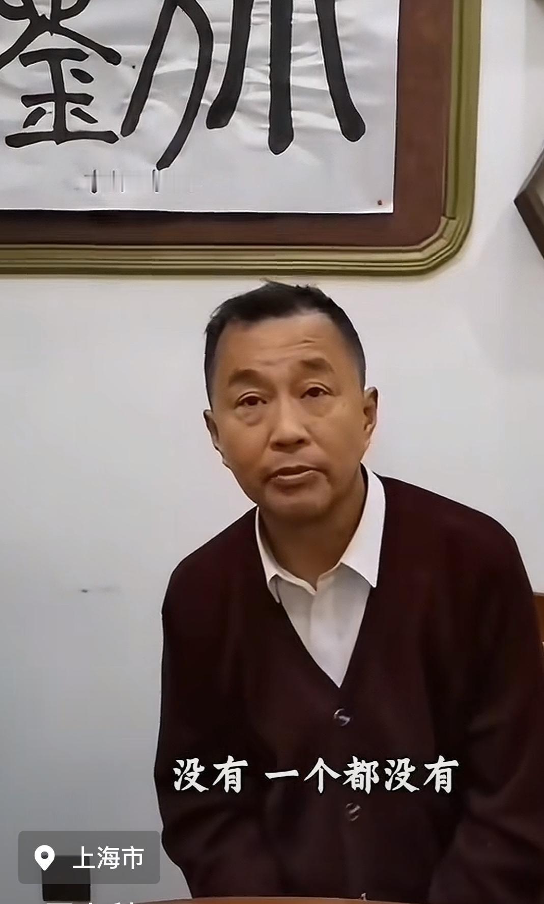 有主播问沈巍：“你现在是网络的红人了，你这些同学，或者女同学来看你吗？”沈巍回答