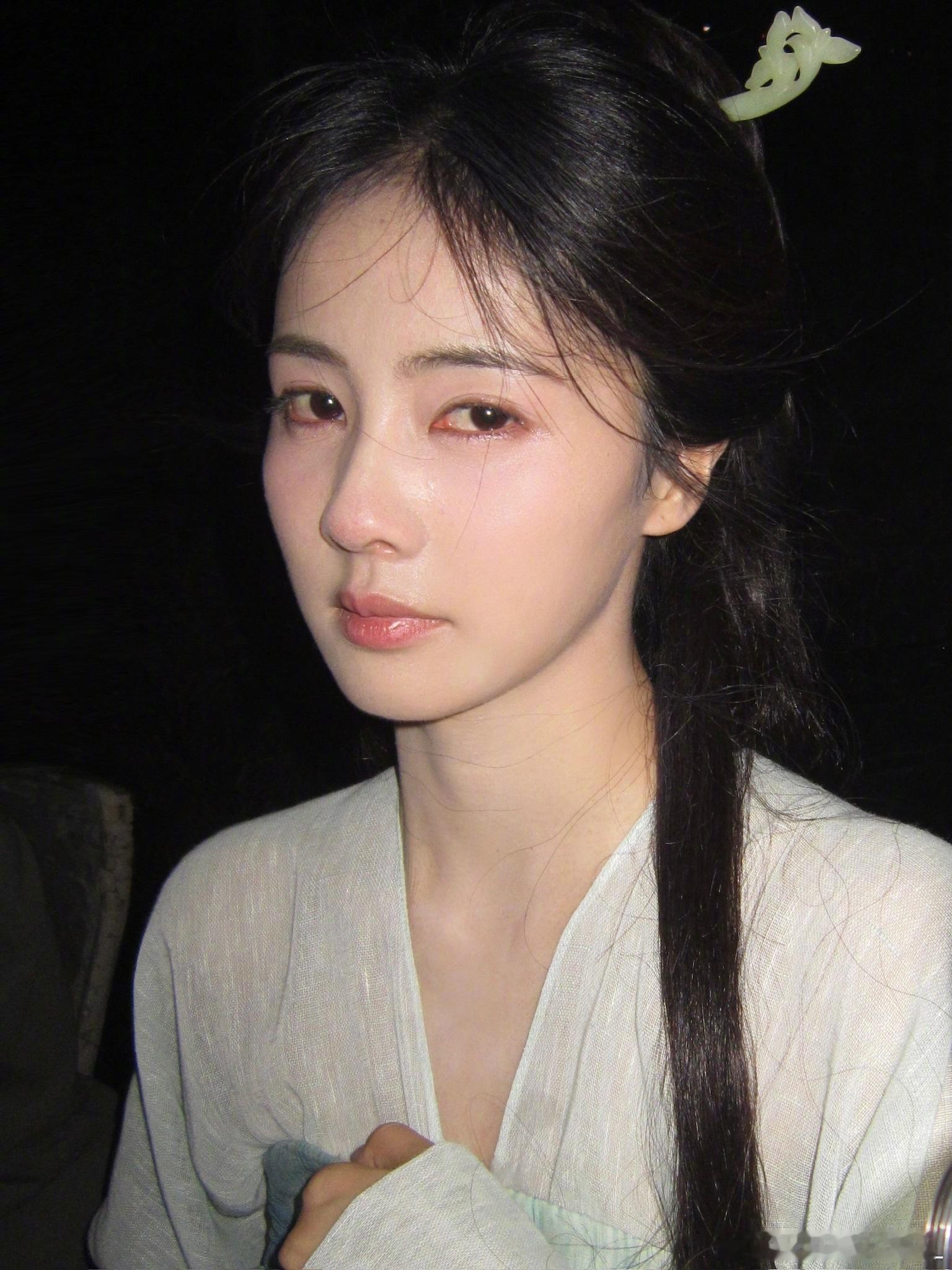 白鹿哭肿了哪里肿了