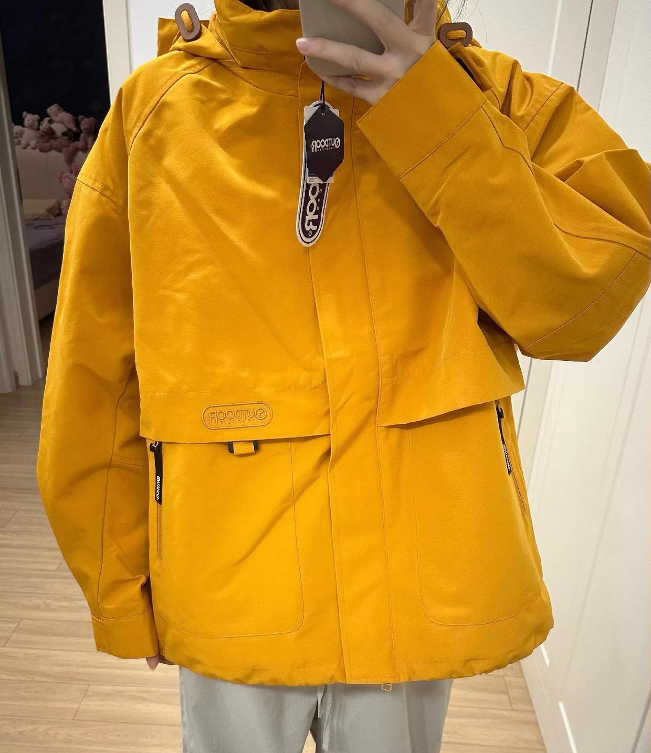 朋友们千万不要买黄色的冲锋衣真的好像美团的刘亦菲穿咋这么好看啊？我决定等