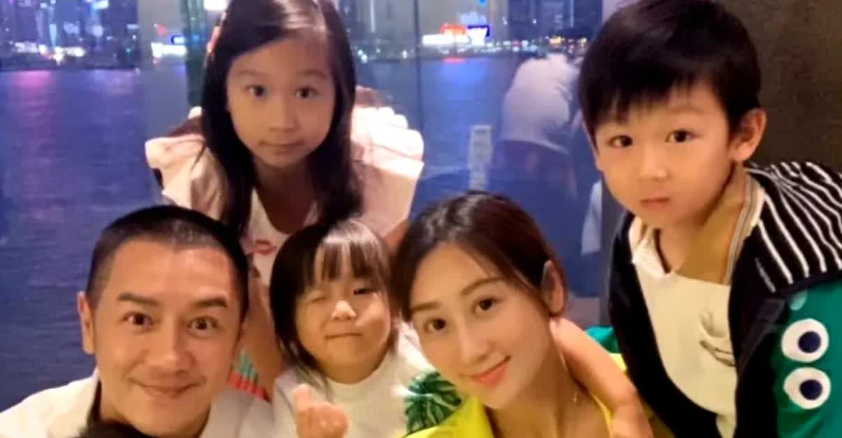 蒋丽莎五年剖了四回，肚子都快成“拉链口袋”了！她老公陈浩民比她大整整16岁，这年