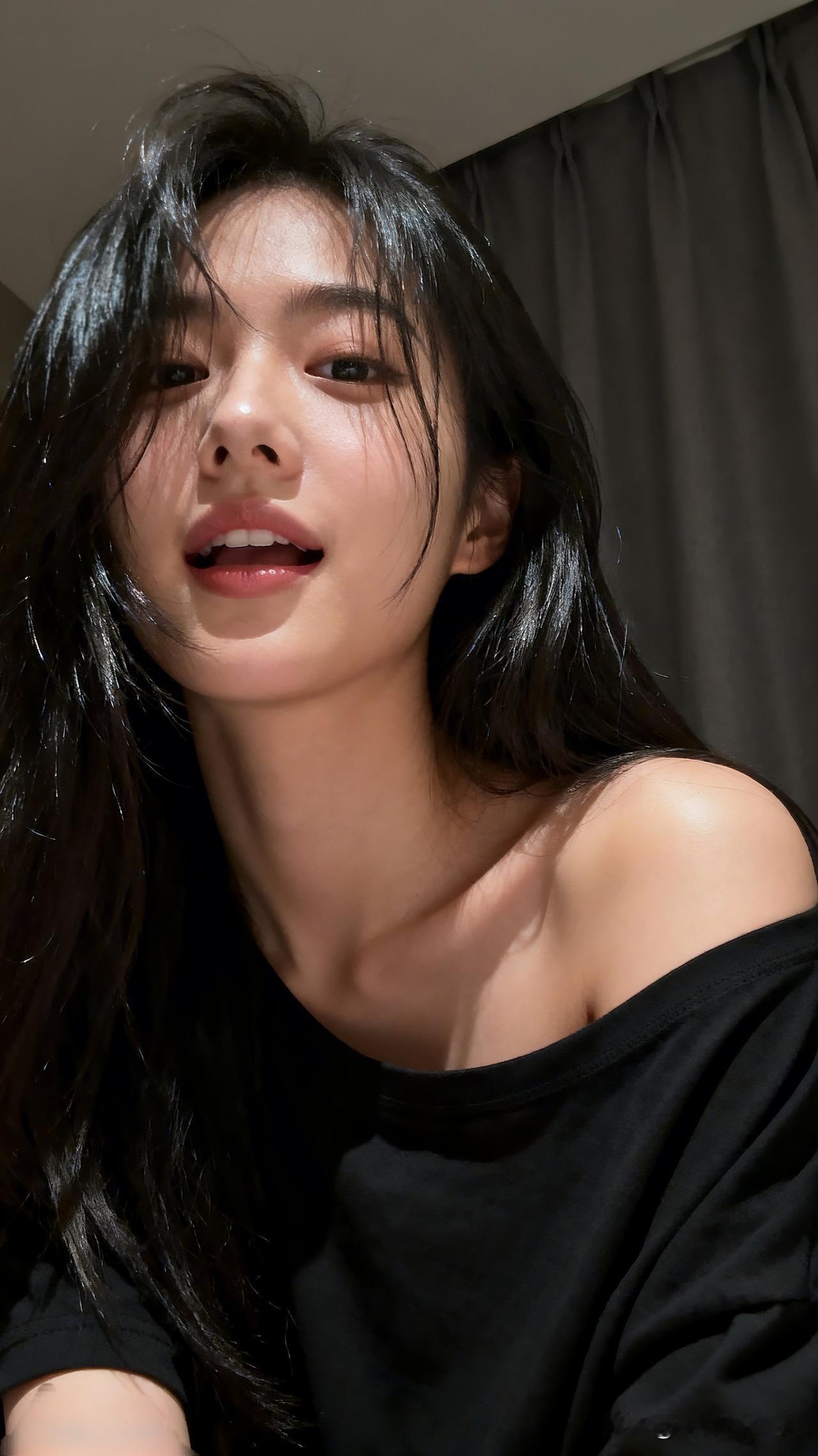 黑发如瀑，笑靥如花。分享随手拍的美照黑发少女，甜美笑容，自然光线下散发着青春的