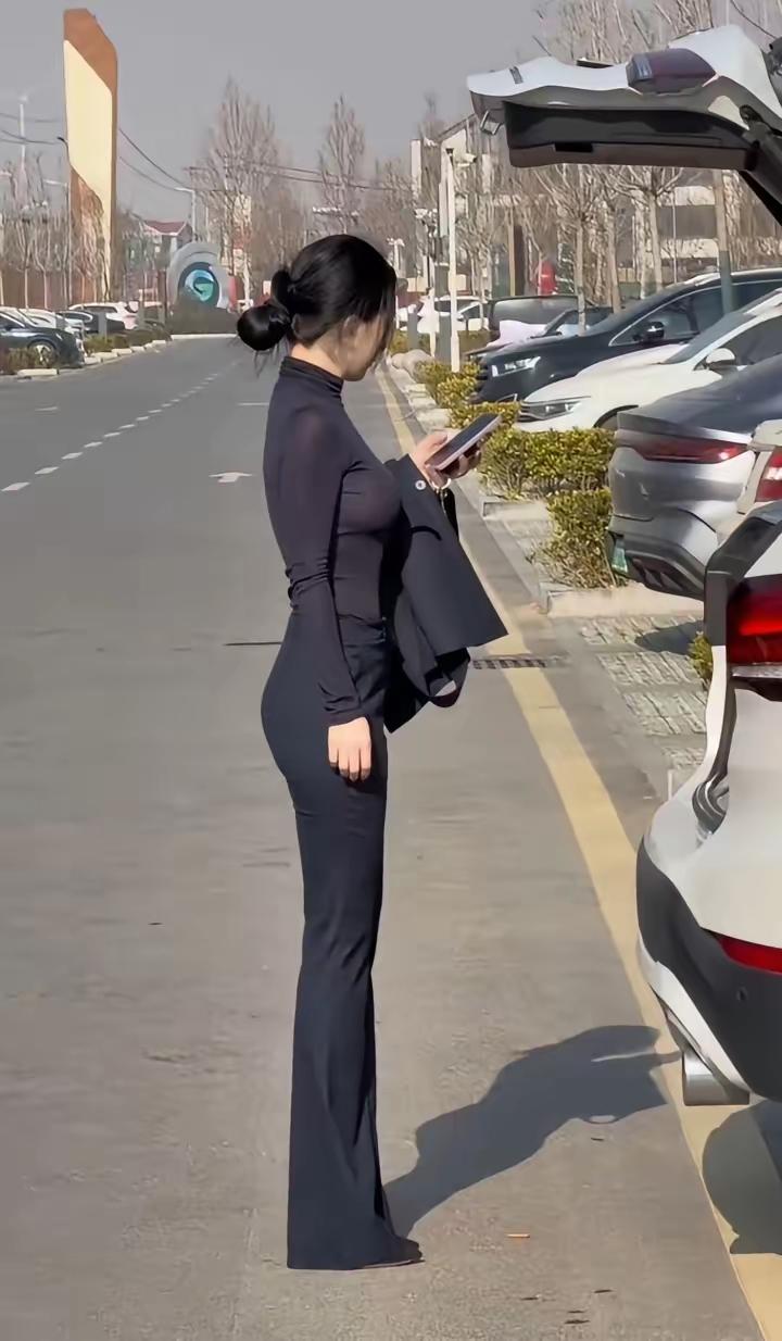 做这一行职业，每天都要去帮领导开会、开车出差、还有送达文件标书、商务接待啥的，我