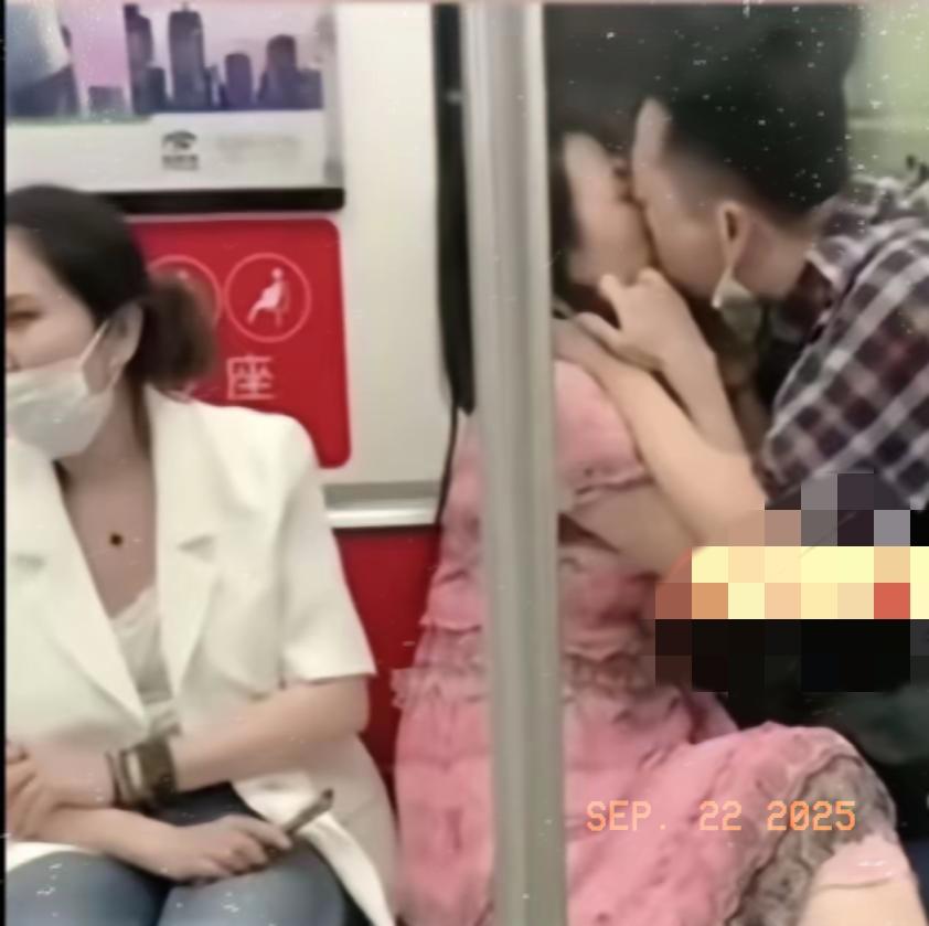 坐地铁撞见中年男女当众热吻，我脚趾直接抠出三室一厅！旁边大姐尴尬得假装看天花