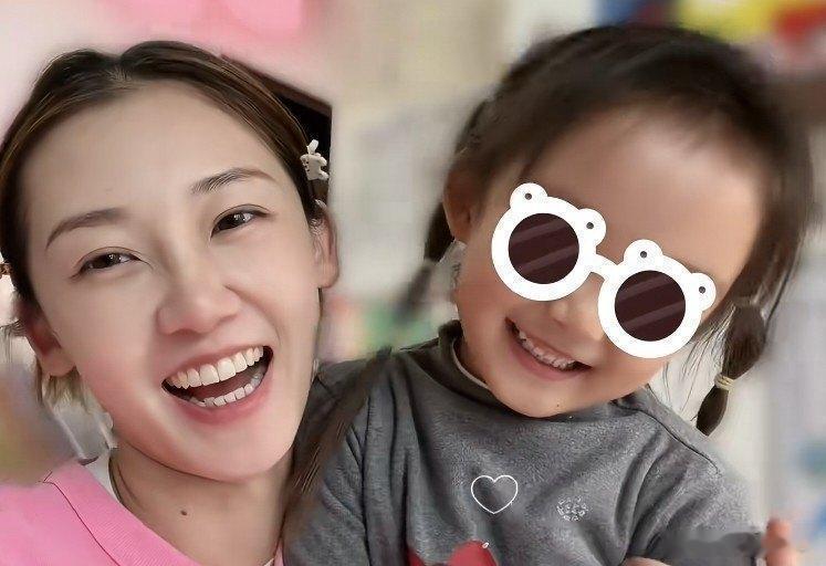 37岁的苗苗在上海的别墅里迎来了自己的生日。郑恺微微弯下腰，在她脸颊上轻轻落下一