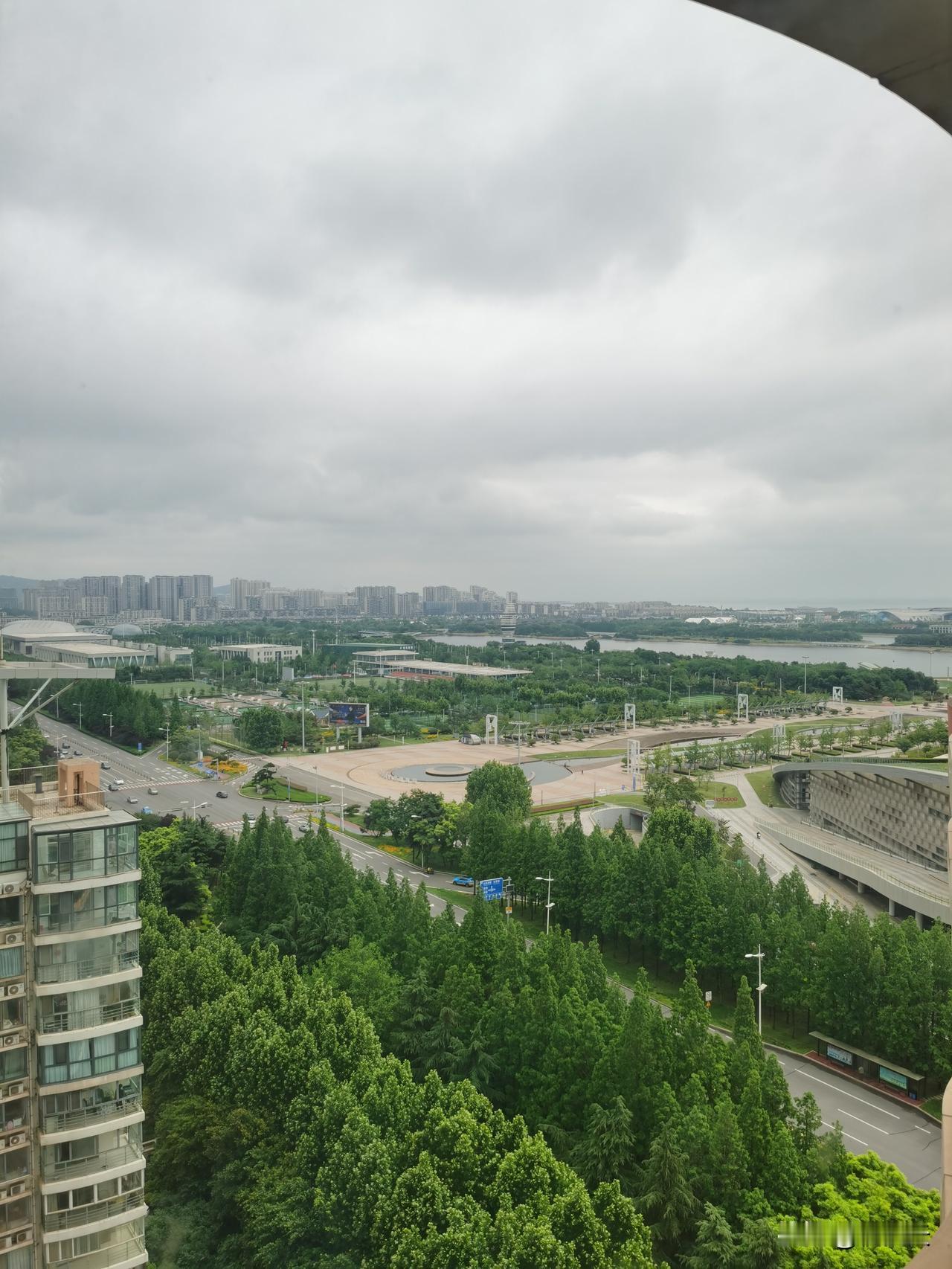 因为有了提灯定损的房东，现在又有了提灯拍照留存的租客。[捂脸哭]我一个租客，单