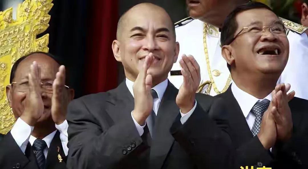 西哈莫尼国王跟洪森亲王在一起，多么有喜剧感，真的是好兄弟。兄弟情深，相濡以沫。