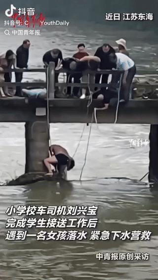 “为英雄点赞!”江苏连云港，一位15岁女孩经过苗庄鲁兰河大桥时，不慎掉入滔滔河