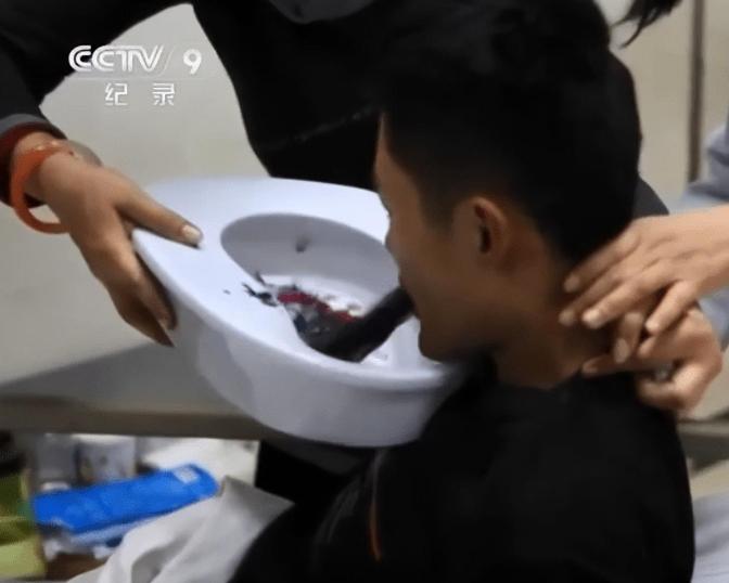 他不行了。这句话从医生口中说出时，病房里的空气仿佛都凝固了。23岁的李红