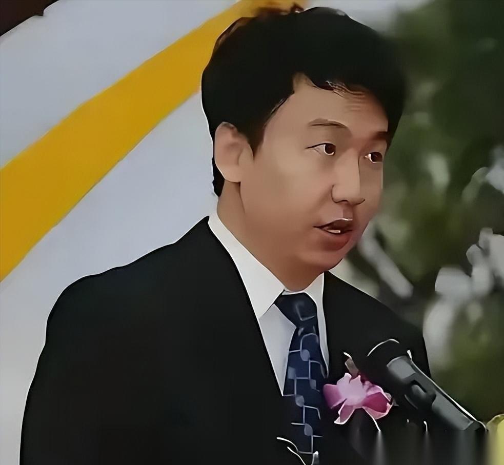 随着许家印在法庭上认罪，他的儿子许智健也就不再是富二代了，他今年41岁，据说是清