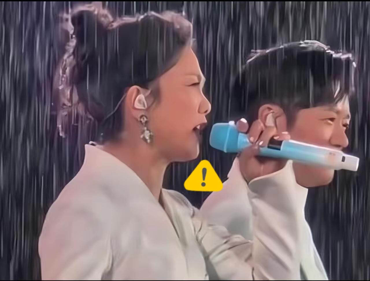 厦门的一场暴雨，直接把内娱的娇气给浇醒了！​​几万人的露天场子，老天爷倒水一样