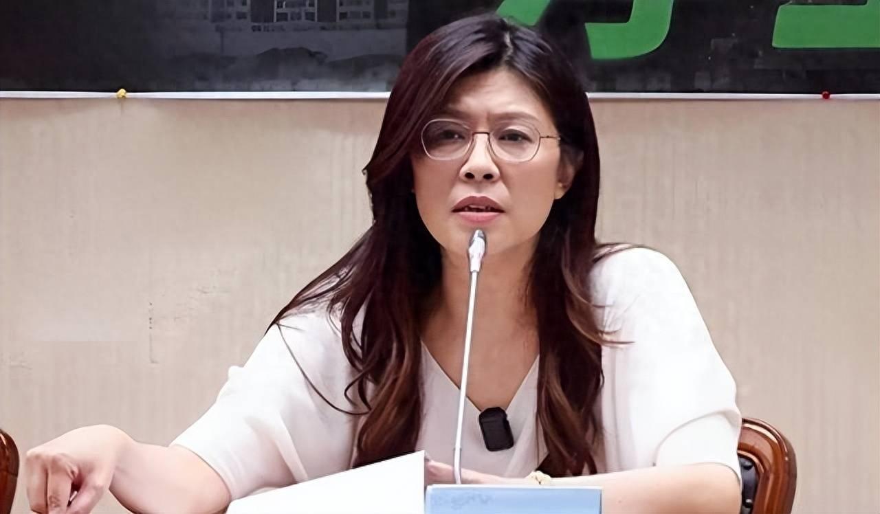 浑浑噩噩过了十几年，国民党终于出了个识大势的政治人物，否则整个蓝营将继续被绿营按