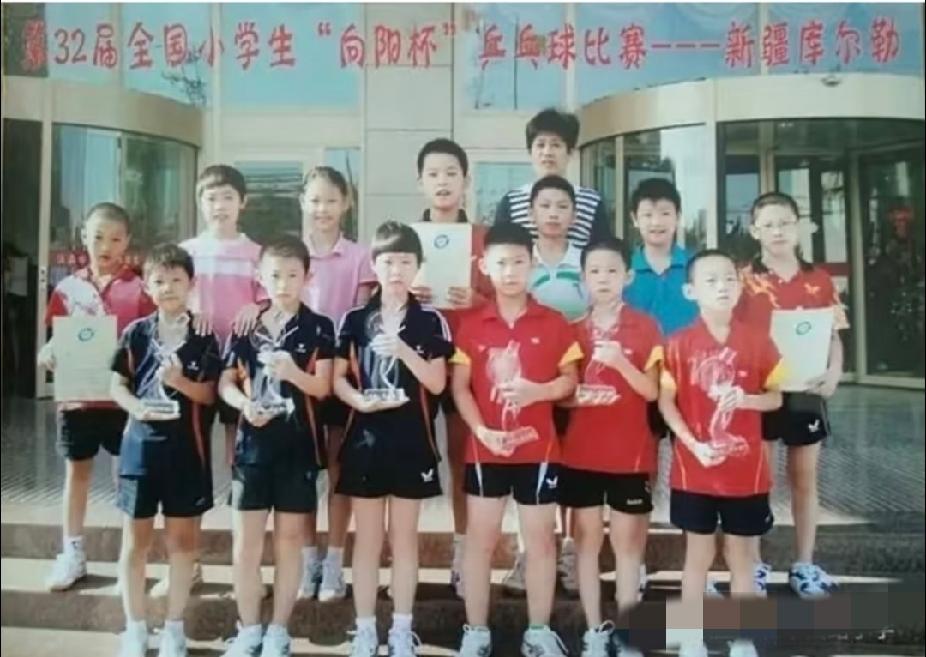 全网寻人！第32届向阳杯上古小学生乒乓合照✨谁能一眼找出人群里小小的孙颖莎
