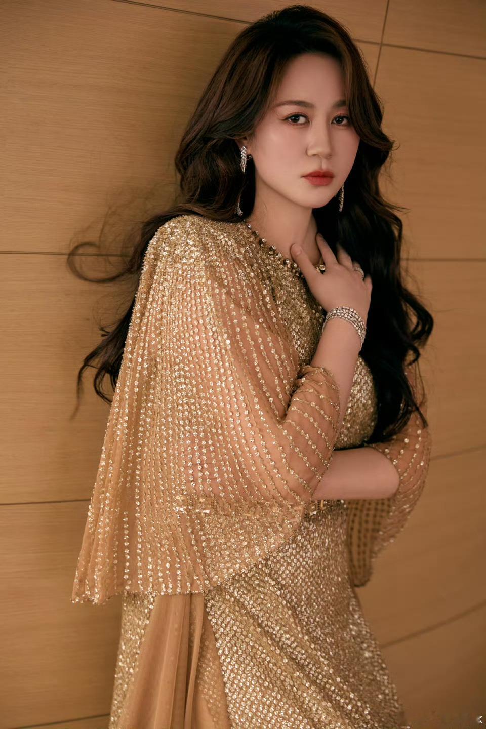 金像奖马丽长发港风造型马丽金像奖金色流光裙马丽金像奖港风鎏金造型真的美到失语✨金