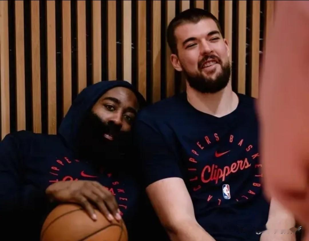 下一场，快船队该伤谁了？祖巴茨伤了，洛佩兹打出来了。哈登伤了，桑德斯也打出来