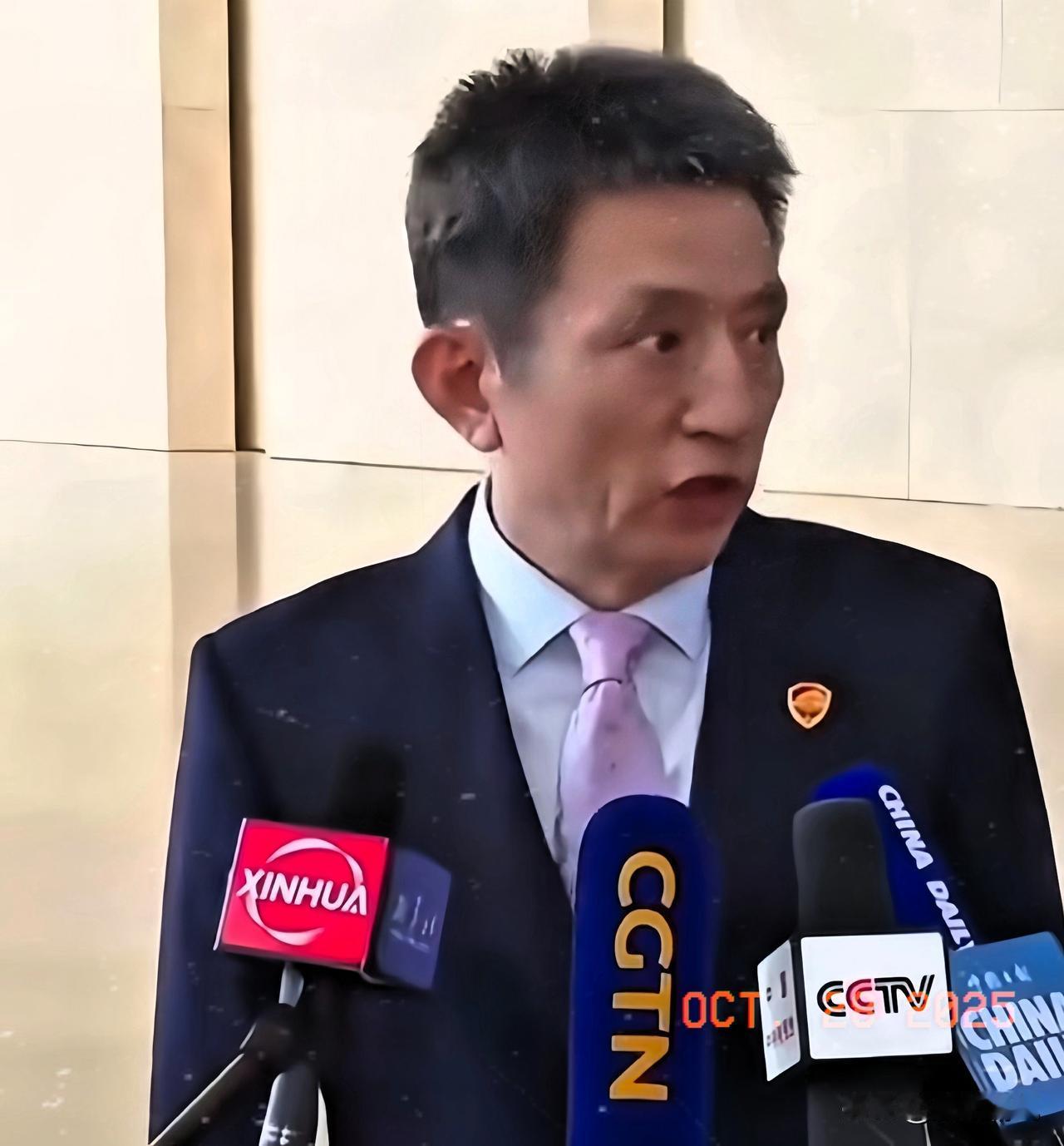 李成钢火了!他在国际谈判桌上一口流利地道的英语,把奉行单边主义的对手怼得哑口无言