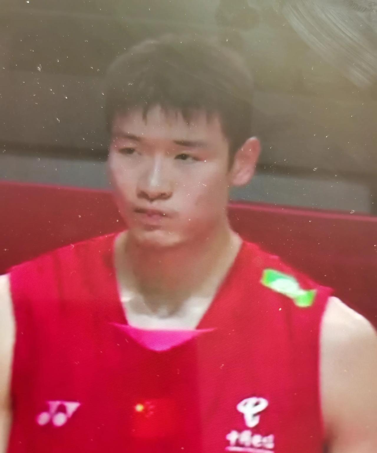 横扫老将！在今天上午刚刚结束的马来西亚羽毛球大师赛男单四分之一决赛中，25岁世界