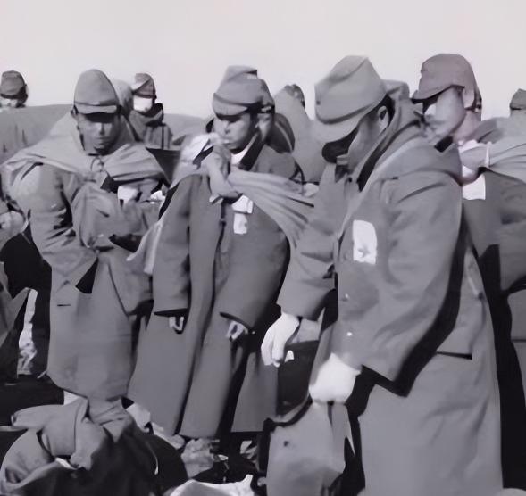 二战结束后，60万日本关东军在东北踏上了回国的车程，然而当他们打开火车门后，竟然