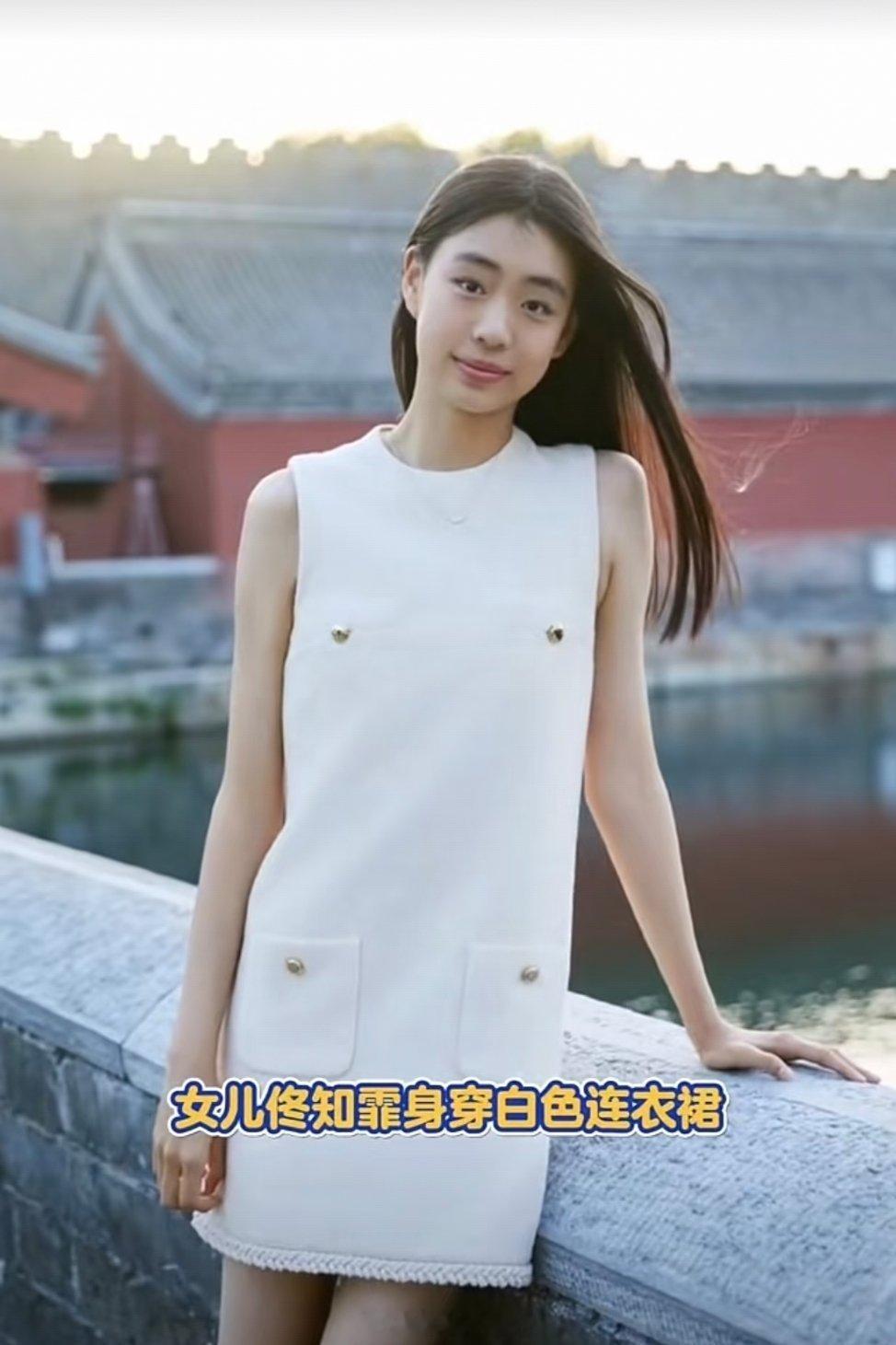 佟大为女儿好高佟知霏（18岁）目前身高超180厘米，与官方身高180厘米的父亲佟