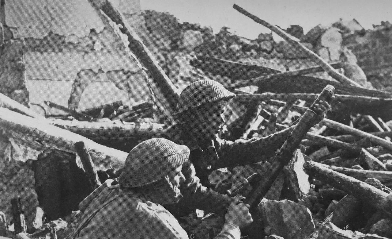 [呲牙笑]吃我一炮！1943年，意大利，在沃尔图诺河畔的格拉扎尼塞镇，英军士兵正