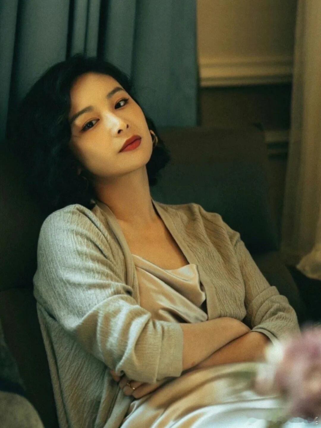 打破中年女性只能温婉柔弱的固化印象，高叶解锁成熟女性多元美感。性感不靠刻意露肤讨