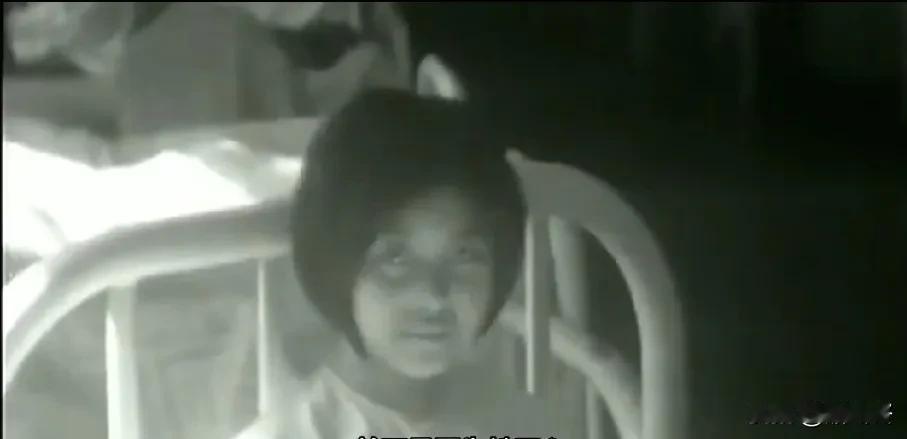 这个女孩对着镜子笑，你以为她很开心吗？不是的，她笑是因为她精神失常了！！！这
