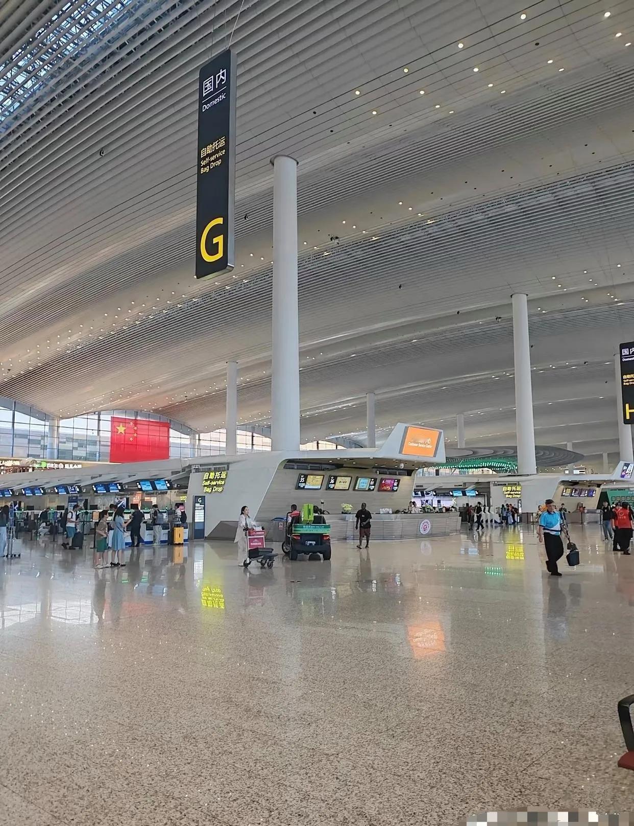 男子坐飞机遇航班超员。柜台问男子愿不愿意改签到明天。改签到明天的话，可以补偿