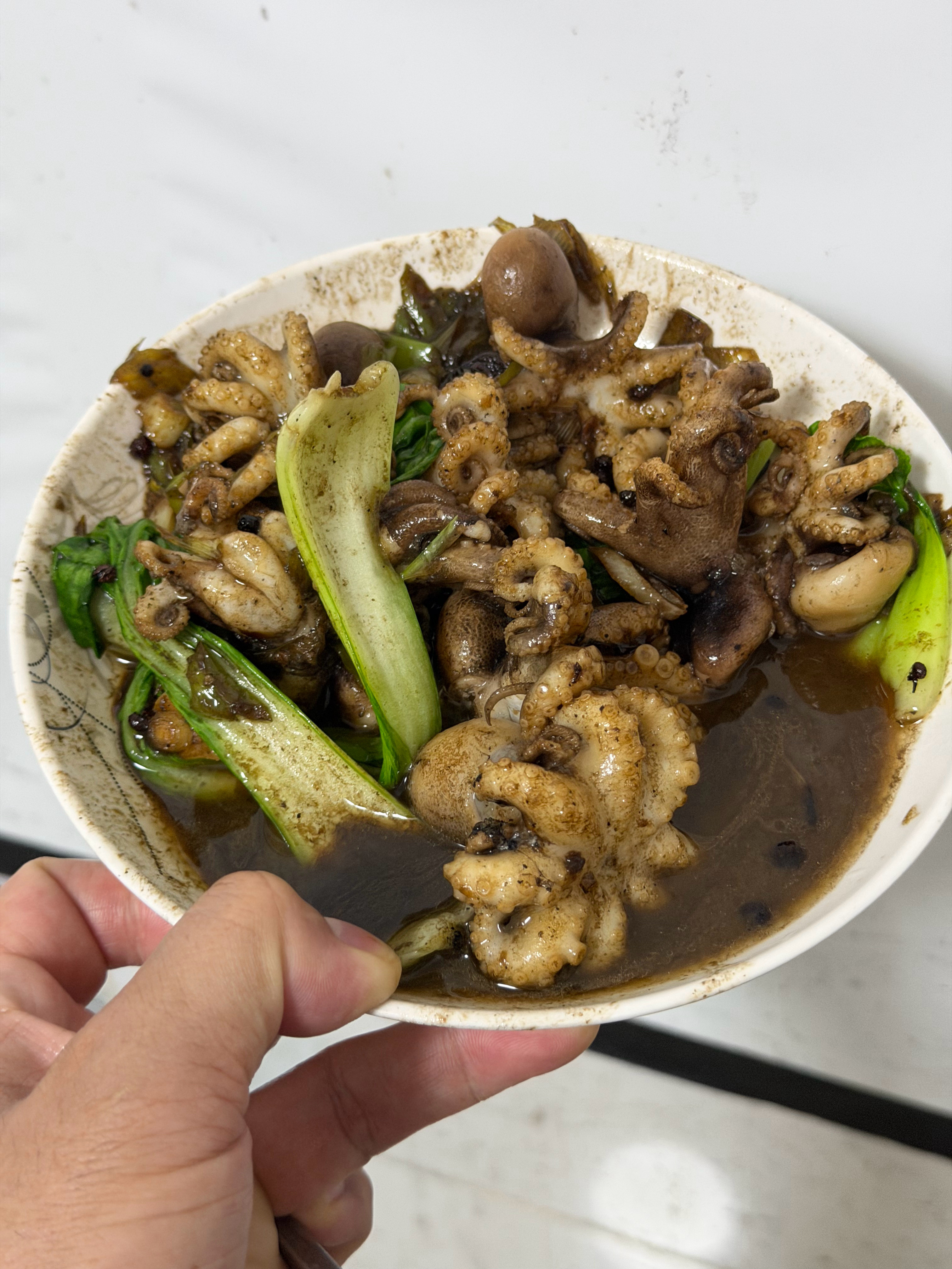 一点儿酱油也没放，炒出来的八爪鱼颜色比我朋友的脸都黑