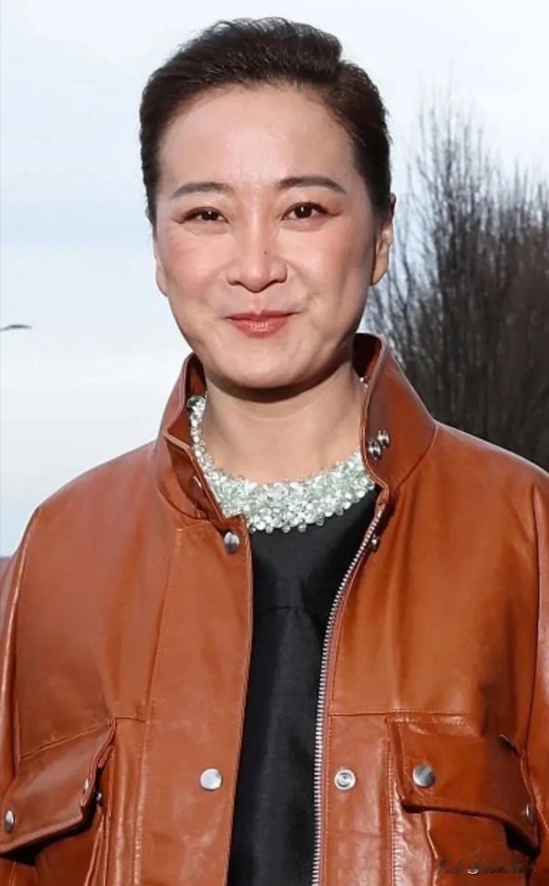 看一下外媒镜头下，贾玲参加时装周的生图，还是挺真实的！梳着大背头的她，穿着棕色