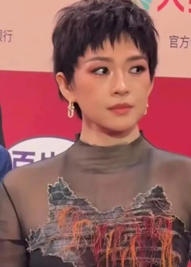 现在，为啥在章子怡的表情里能找到巩俐的影子。傲慢和无视，坚韧和霸气。她俩的经历和