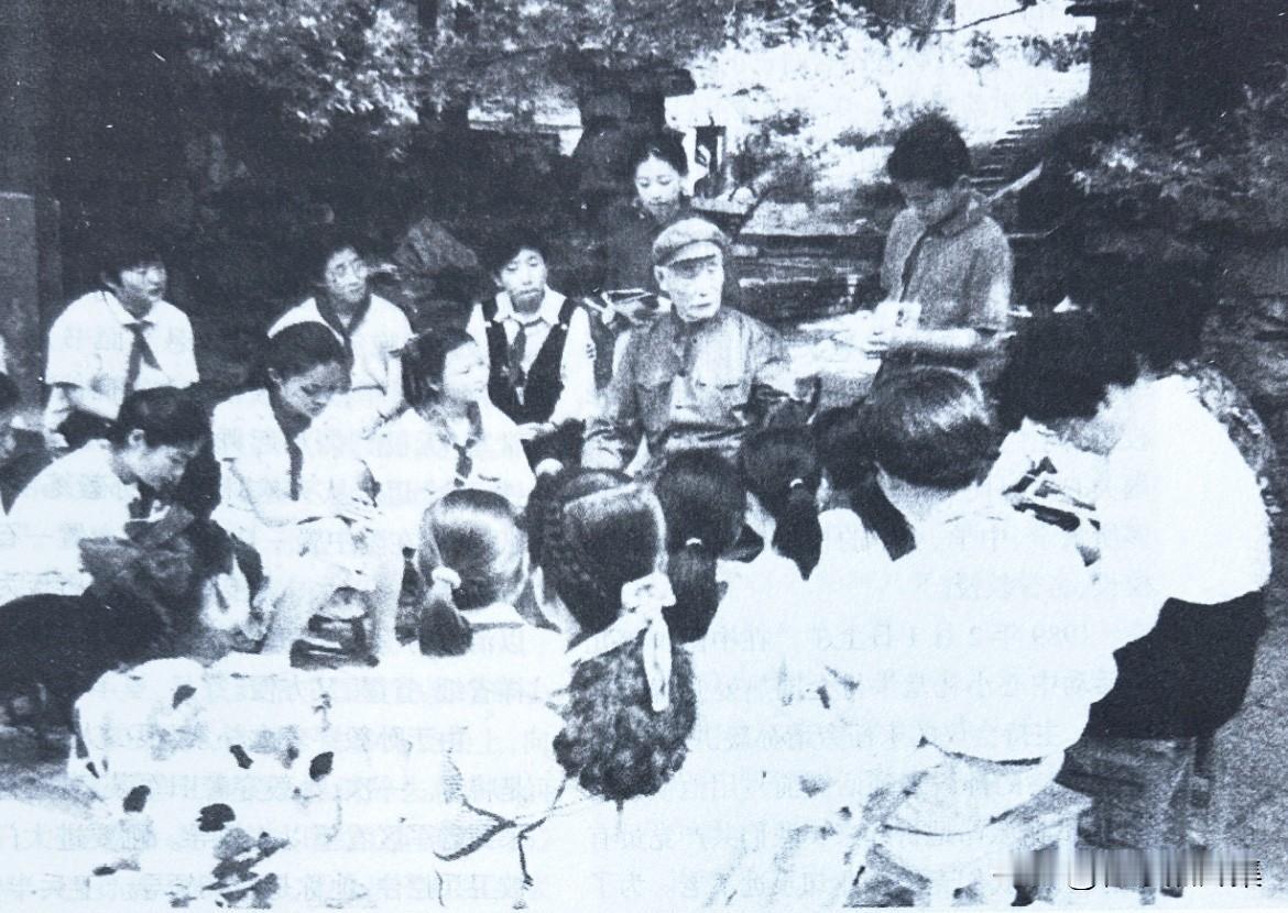 1986年5月15日，阔别家乡65年的孙毅将军第一次回到河北省大城县北关村。车到
