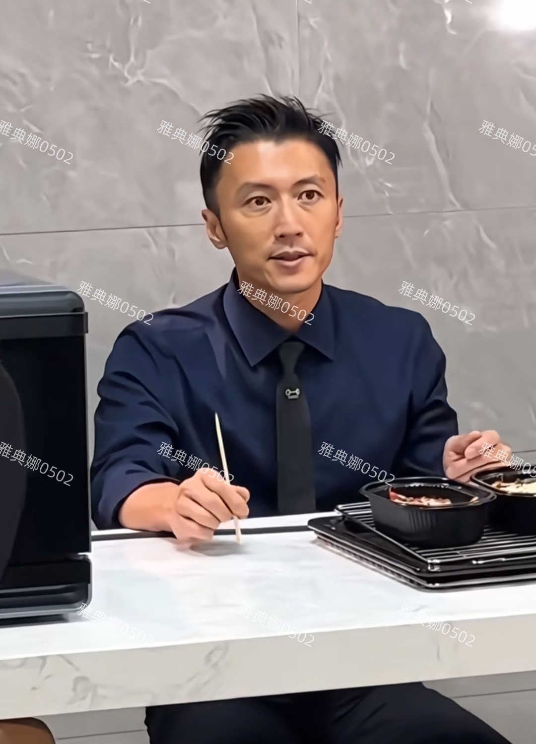 谢霆锋谈生意也不忘耍帅，普通大叔和明星之间只差一副墨镜。谢霆锋开完太原演唱会后暂时放下了明星身份，来