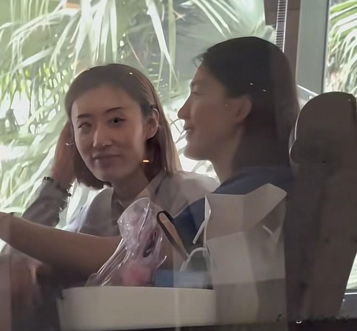 中国女排形影不离的好闺蜜！昨天下午中国女排从香港启程，乘坐高铁抵达广东江门。姑娘