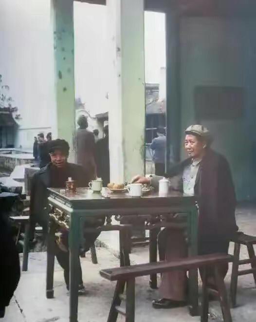 1954年，毛主席在浙江绍兴，一天，毛主席和谭振林一起来绍兴视察工作。毛主席和