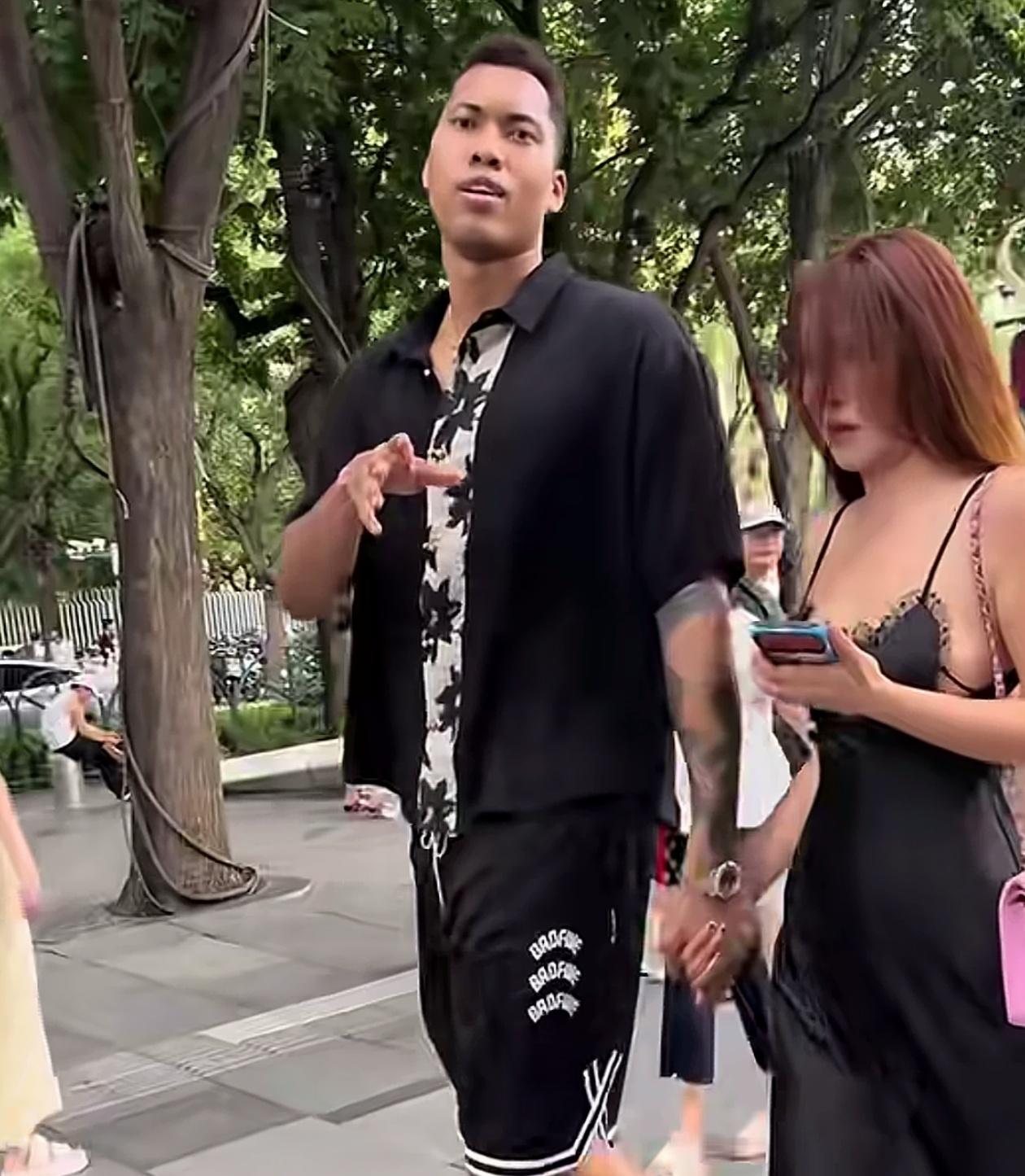 一流审美！CBA球员的妻子都是些大美女！近日有球迷偶遇CBA球员邱天带着老婆