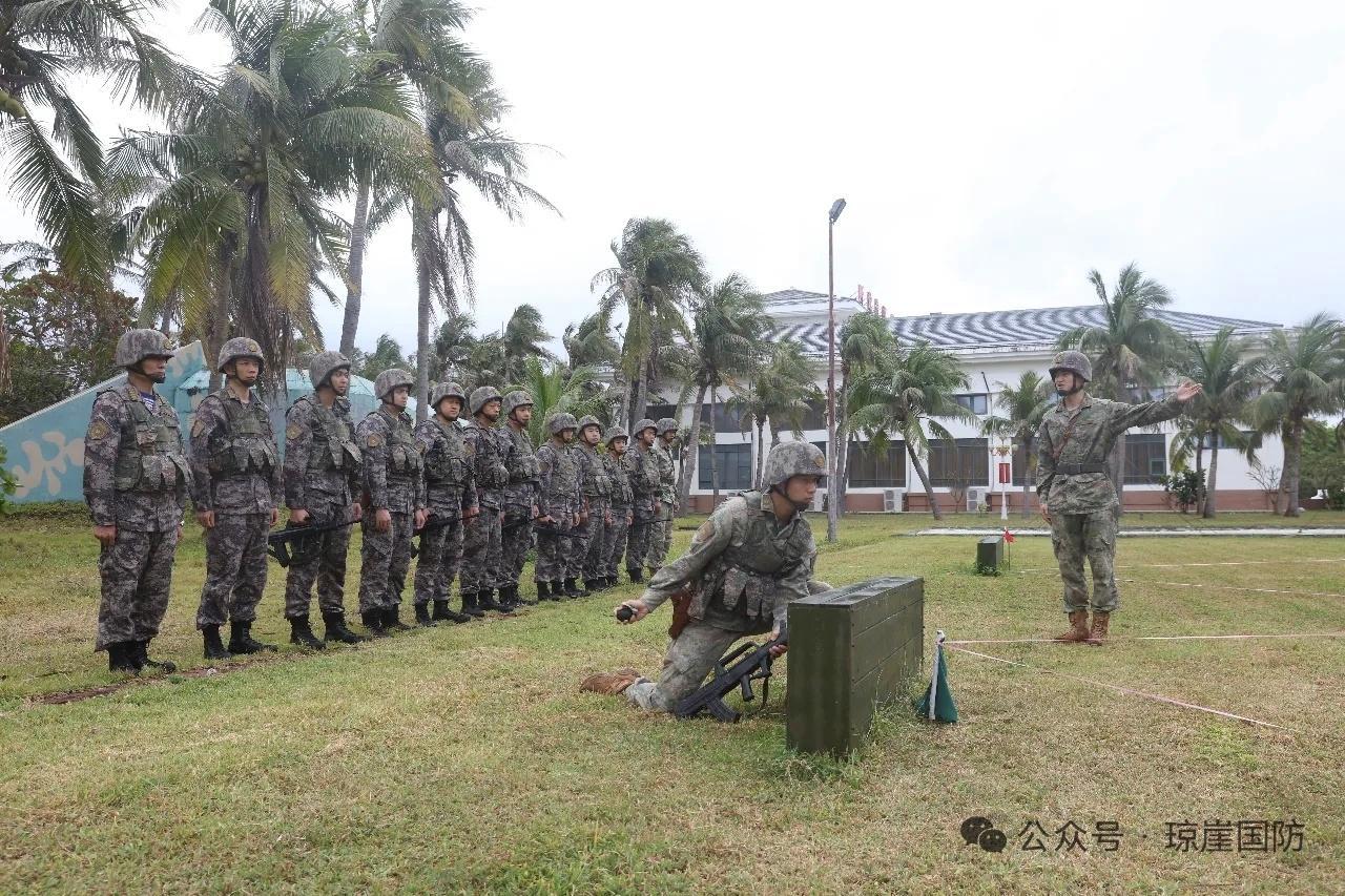 三沙警备区，出现了岛礁迷彩服，不像是和海军守备单位联动，臂章应该是国防动员单位。